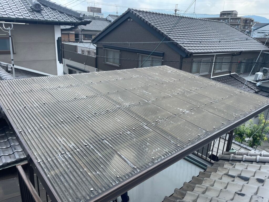 R6.9/4　大和高田市　T様邸　ベランダ屋根留め具交換工事